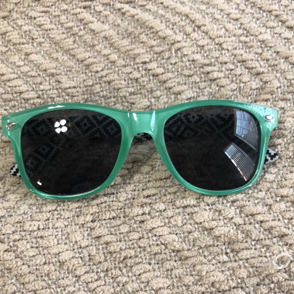 Green Women's Fashion Sunglasses - Classic Wayfarer Style